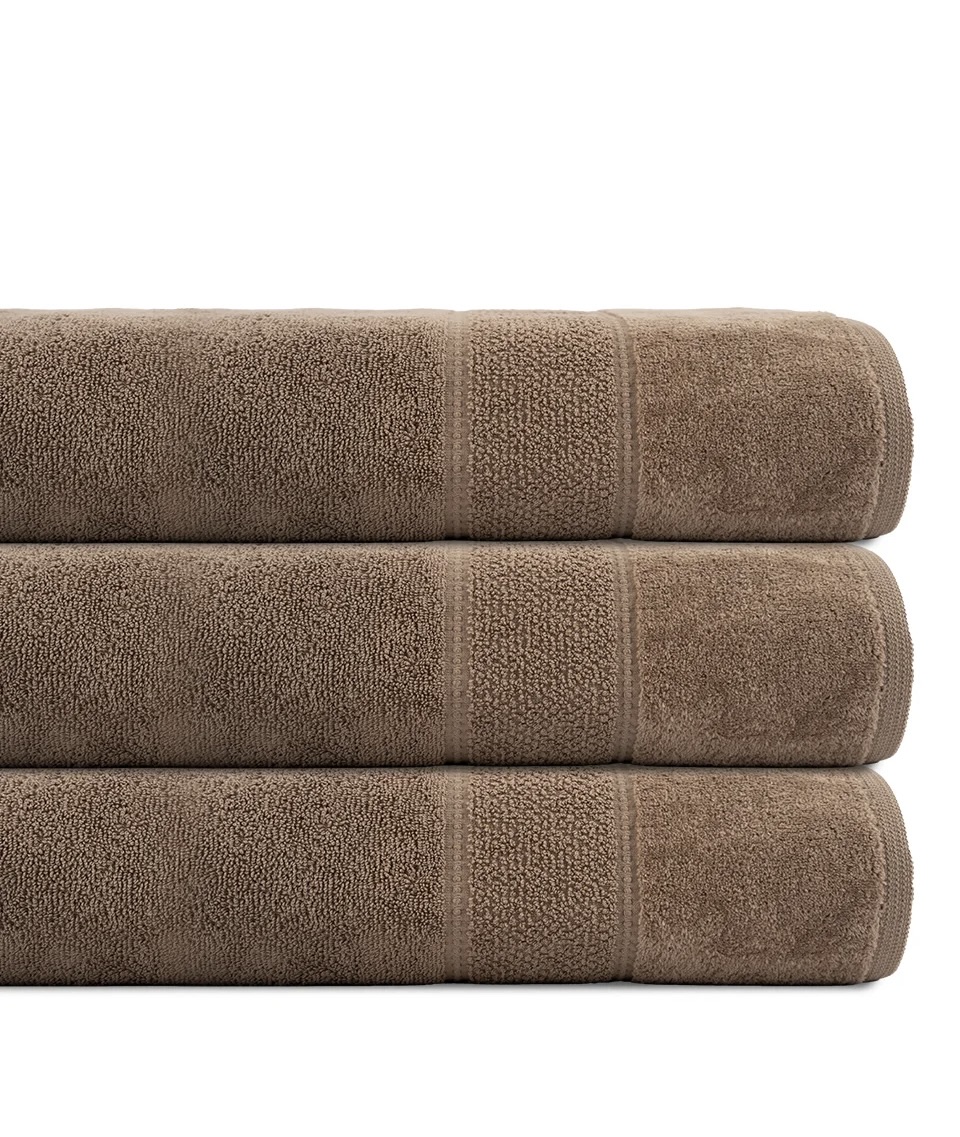 Detail bavlnenej osušky Mario Taupe s elegantnou bordúrou